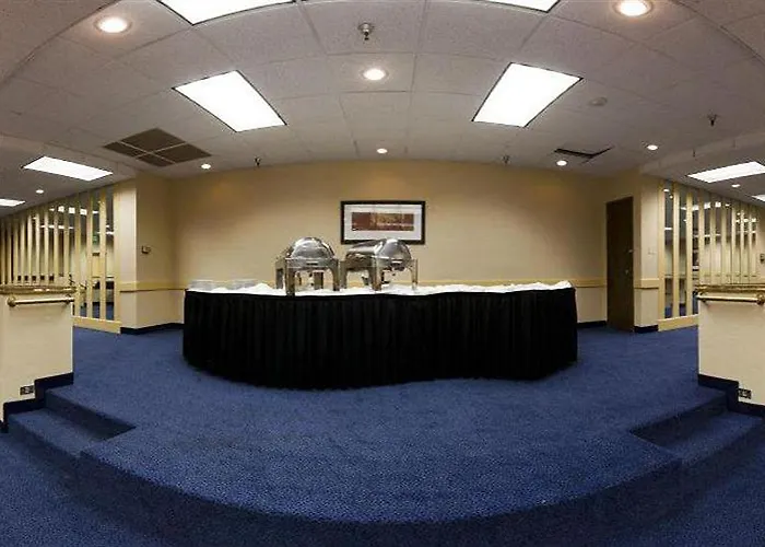 Red Lion & Conference Center 3*