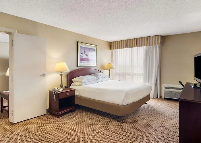 Red Lion & Conference Center Hotel 3*