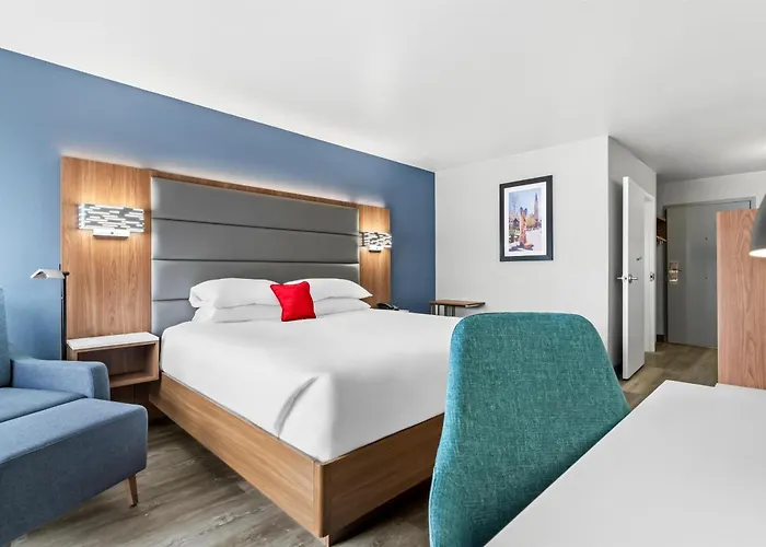 Red Lion & Conference Center 3*