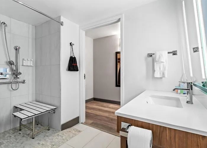 Red Lion & Conference Center Hotel 3*