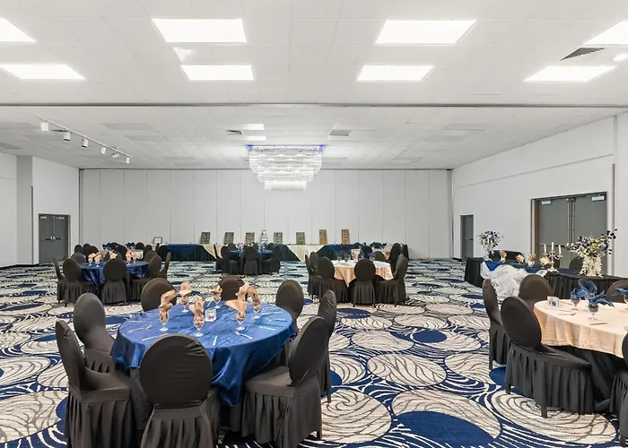 Red Lion & Conference Center Hotel 3*